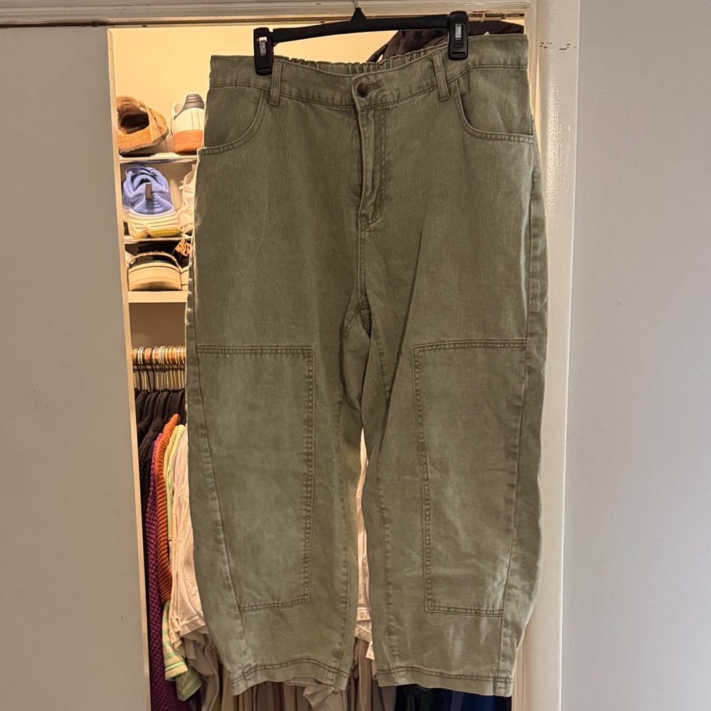 SHEIN Women's Olive Cropped Jeans